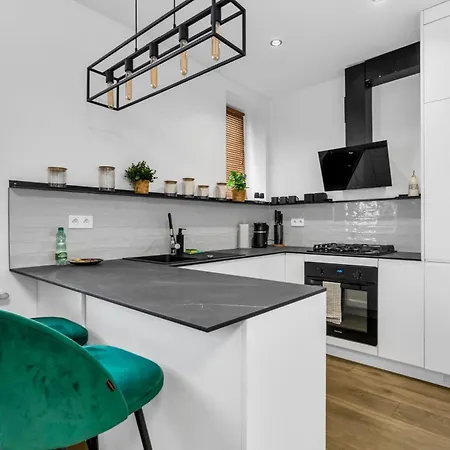 Kolo Malachite By Bookinghost